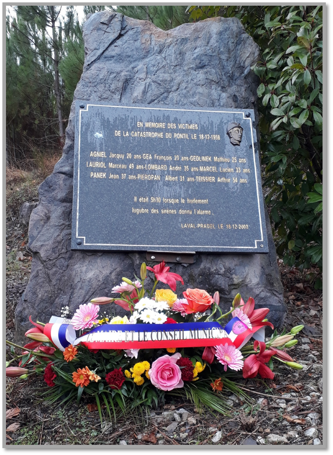 Stèle commémorative du Pontil avec gerbes