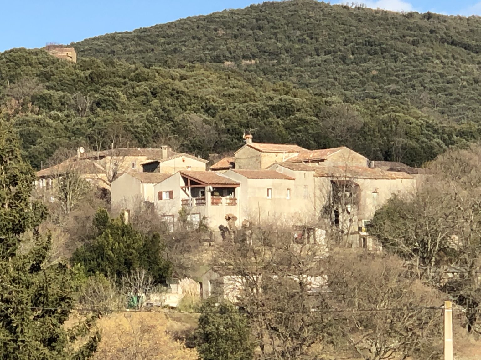 Lac de Mercoirol entouré de collines boisées