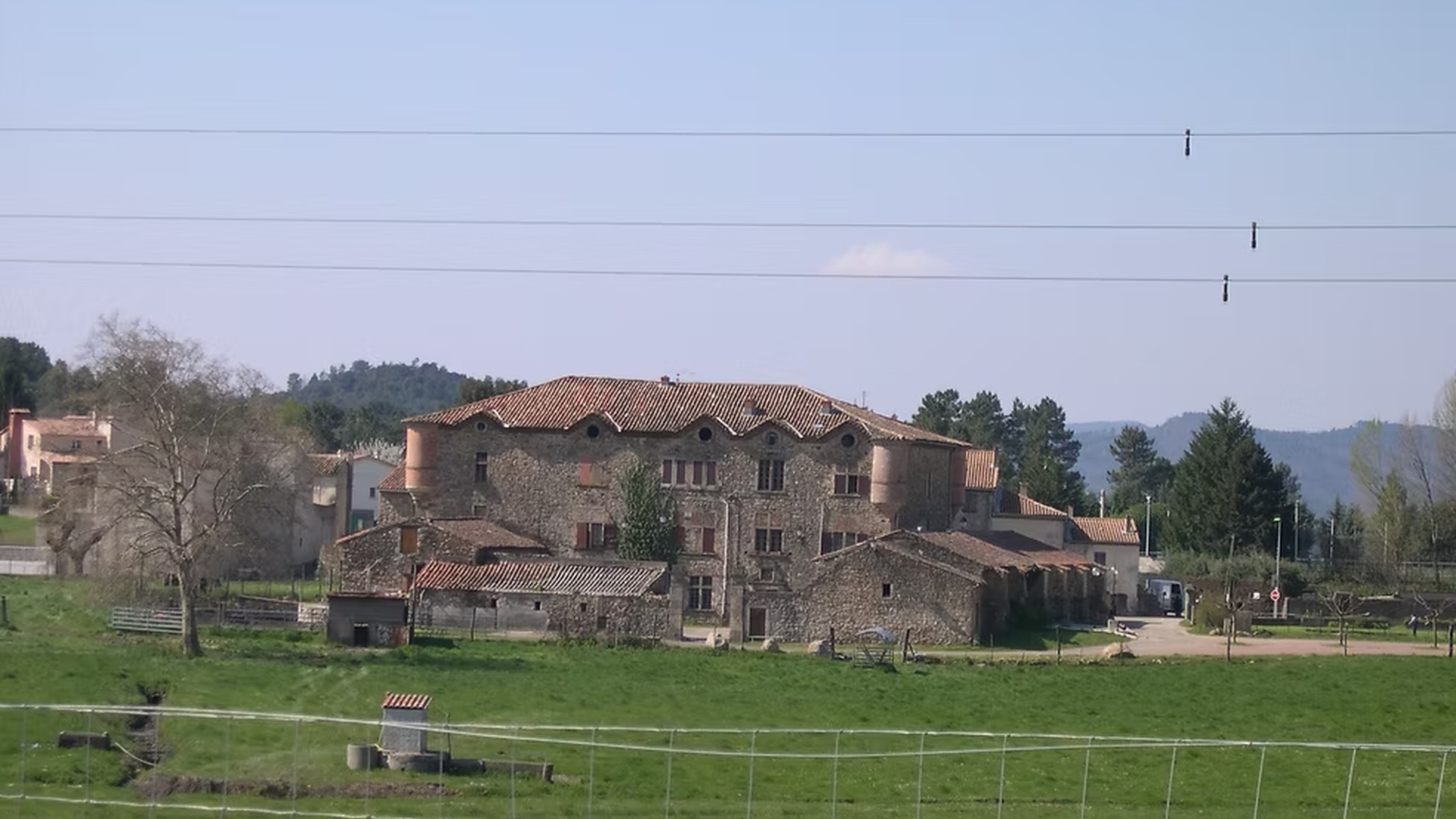 Le Château du Pradel — Mémoire noble dressée face aux brumes cévenoles