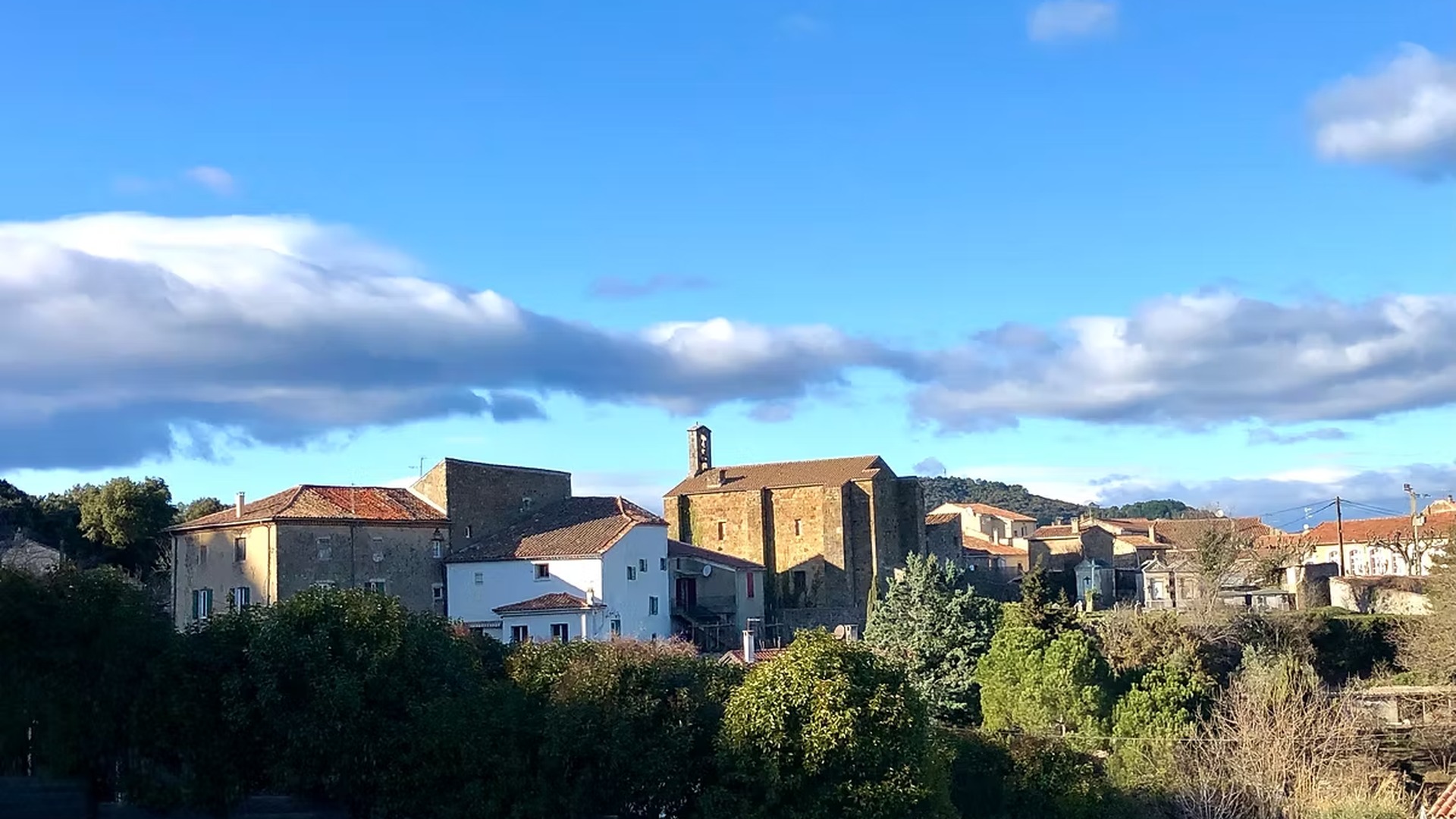 Le Mas Dieu — Le sacré murmure entre les murs de lauze