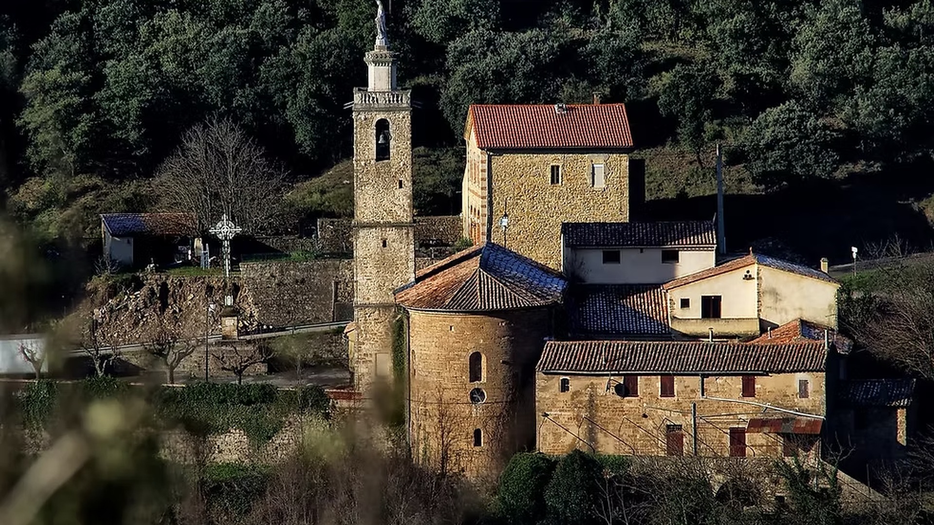 Notre-Dame de Laval — La grâce en pierre au bout du sentier sacré